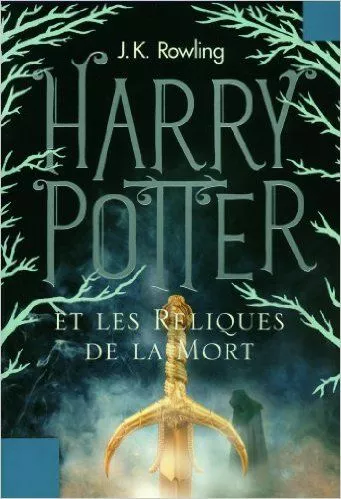 Cette année, Harry a dix-sept ans et ne retourne pas à Poudlard. Avec Ron et Hermione, il se consacre à la dernière mission confiée par Dumbledore. Mais le Seigneur des Ténèbres règne en maître. Traqués, les trois fidèles amis sont contraints et la clandestinité. D'épreuves en révélations, le courage les choix et les sacrifices de Harry seront déterminants dans la lutte contre les forces du Mal. Avec le dénouement de l'héroïque histoire de Harry Potter, J.K. Rowling signe un chef-d'œuvre d'une grande humanité et d'une maîtrise incomparable.