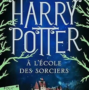Harry Potter n’a aucune idée de sa célébrité. C’est parce qu’il est élevé par sa tante et son oncle misérables qui sont terrifiés à l’idée que Harry apprenne qu’il est vraiment un sorcier, tout comme l’étaient ses parents. Mais tout change lorsque Harry est convoqué pour fréquenter une école tristement célèbre pour sorciers, et il commence à découvrir quelques indices sur son illustre droit d’aînesse. De la façon surprenante dont il est accueilli par un géant adorable, au programme unique et au corps professoral coloré de son école inhabituelle, Harry se retrouve plongé au plus profond d’un monde mystique dont il ignorait l’existence et plus proche de son propre noble destin.