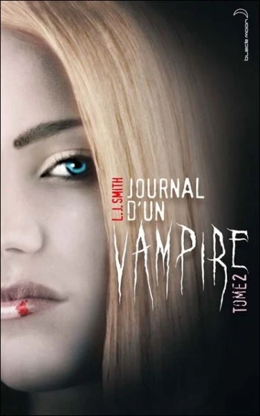 Elena s'est noyée. Mais elle n'est pas morte. Pire ! elle s'est métamorphosée en une créature de la nuit avide de sang. Plus que jamais tiraillée entre les deux frères ennemis - le ténébreux Damon et le noble Stefan - elle doit aussi affronter un terrifiant adversaire. Une puissance colossale issue des ténèbres, dont Elena ne sait rien sinon que c'est le Mal à l'état pur. Et qu'il la hait comme jamais personne n'a haï... Katherine, qui avait transformé Stefan et Damon en vampires avant d'être trahie par eux a décidé de se venger en s'en prenant à ce qui leur est le plus cher à présent. Mais le trio amoureux n'est pas au bout de ses peines, car Klaus, le vampire originel qui avait transformé Katherine, a lui aussi jeté son dévolu sur Elena...