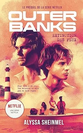 C’est le début des vacances de printemps dans les Outer Banks, et l’île est envahie de riches touristes. JJ et John B décident de s’éclipser au large, loin des Kooks, pour pêcher au harpon dans une zone dangereuse des Frying Pan Shoals, le Cimetière de l’Atlantique. Sur place, ils tombent sur un groupe de jeunes Kooks, dont Savannah, qui ne laisse pas JJ indifférent. Mais les deux groupes sont pris dans une tempête, et Savannah se retrouve coincée à bord du Pogue en compagnie de John B et JJ. Tous trois décident de se réfugier dans un phare. Alors qu’ils tentent de remettre ce dernier en marche et que JJ et Savannah se rapprochent, le trio tombe sur des trafiquants d’armes dont la livraison a été interrompue par la tempête…Nos aventureux Pogues parviendront-ils à se sortir de ce mauvais pas ? Le roman officiel de la série Netflix, véritable phénomène chez les ados. Quelque part entre Sunset Beach et Riverdale, le nouveau drama adolescent de Netflix est captivant.