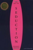 The season's most talked-about all-purpose personal strategy guide and philosophical compendium," said Newsweek of Robert Greene's bold, elegant, and ingenious manual of modern manipulation, The 48 Laws of Power. Now Greene has once again mined history and literature to distill the essence of seduction, the most highly refined mode of influence, the ultimate power trip.