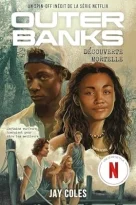 Une grande compétition de surf s’annonce aux Outer Banks. Kiara prévoit d’y participer aux côtés de Kooks et d’athlètes venus du monde entier. L’occasion est trop belle et rien ne pourra faire changer d’avis la jeune fille. Or, lorsqu’elle commence à flirter avec l’un des surfeurs de la compétition, Pope, John B et JJ ne peuvent s’empêcher d’être jaloux : non seulement Kiara était dans une autre école l’année dernière (une école de Kooks, pour être précis), mais maintenant elle passe son temps avec des étrangers ! Quand l’un des surfeurs professionnels est retrouvé mort, tout le monde pense qu’il a été terrassé par une vague. Seuls Pope et Kiara refusent de croire à cette hypothèse…