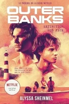 C’est le début des vacances de printemps dans les Outer Banks, et l’île est envahie de riches touristes. JJ et John B décident de s’éclipser au large, loin des Kooks, pour pêcher au harpon dans une zone dangereuse des Frying Pan Shoals, le Cimetière de l’Atlantique. Sur place, ils tombent sur un groupe de jeunes Kooks, dont Savannah, qui ne laisse pas JJ indifférent. Mais les deux groupes sont pris dans une tempête, et Savannah se retrouve coincée à bord du Pogue en compagnie de John B et JJ. Tous trois décident de se réfugier dans un phare. Alors qu’ils tentent de remettre ce dernier en marche et que JJ et Savannah se rapprochent, le trio tombe sur des trafiquants d’armes dont la livraison a été interrompue par la tempête…Nos aventureux Pogues parviendront-ils à se sortir de ce mauvais pas ? Le roman officiel de la série Netflix, véritable phénomène chez les ados. Quelque part entre Sunset Beach et Riverdale, le nouveau drama adolescent de Netflix est captivant.